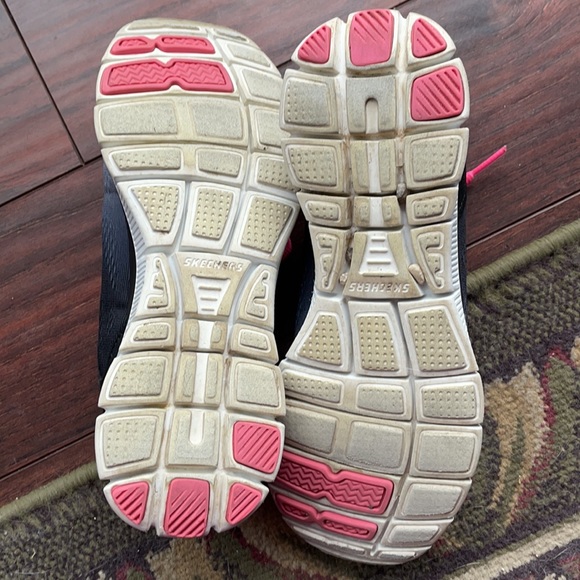 SKECHERS, EUC, SIZE 6-1/2 M - Picture 2 of 5